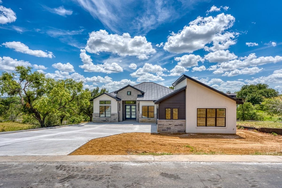 1310 Cats Eye - front exterior - Luxury home in HORSESHOE BAY W, Horseshoe Bay, TX