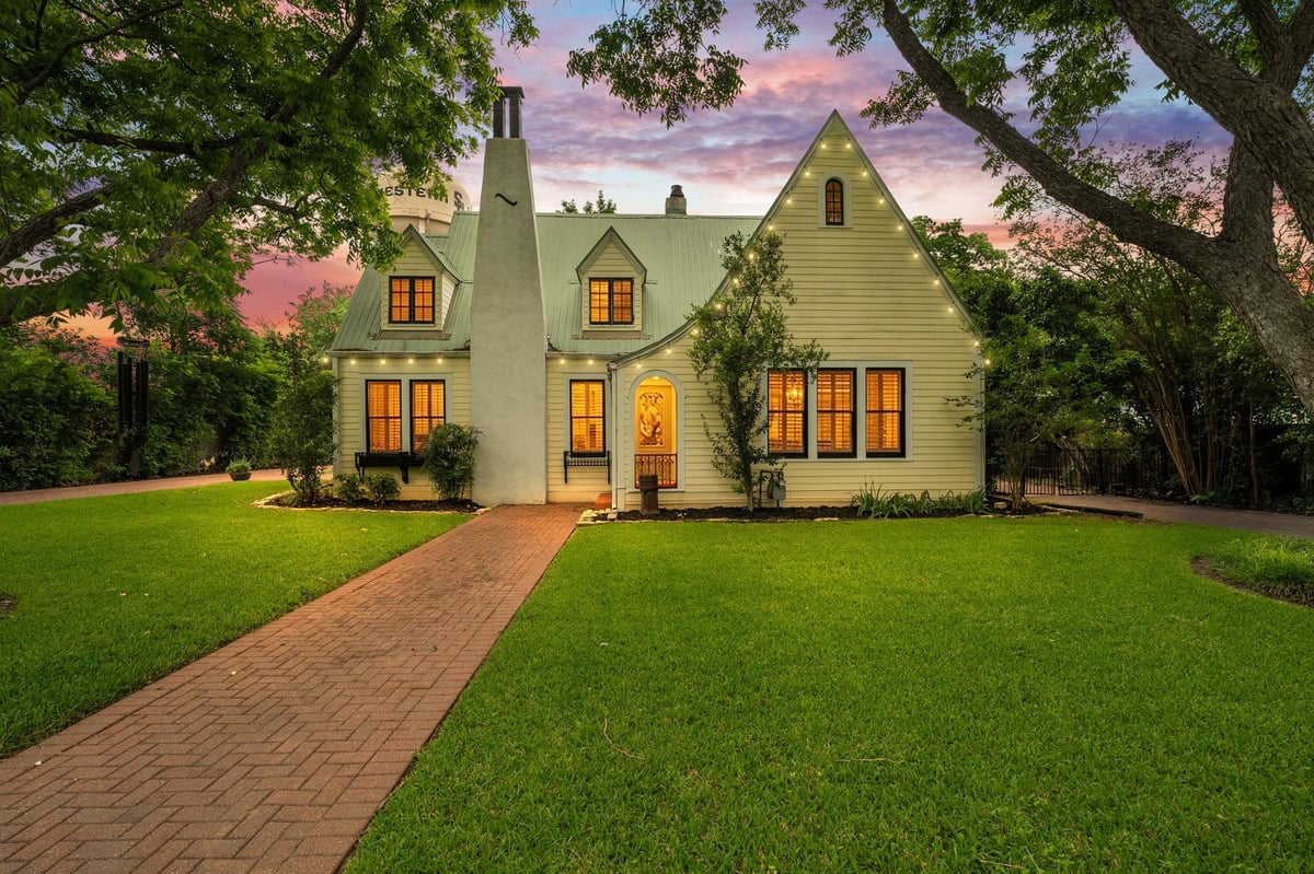 1310 E University Ave - front exterior - Luxury home in Old Town Gtown Class H4 & H5, Georgetown, TX