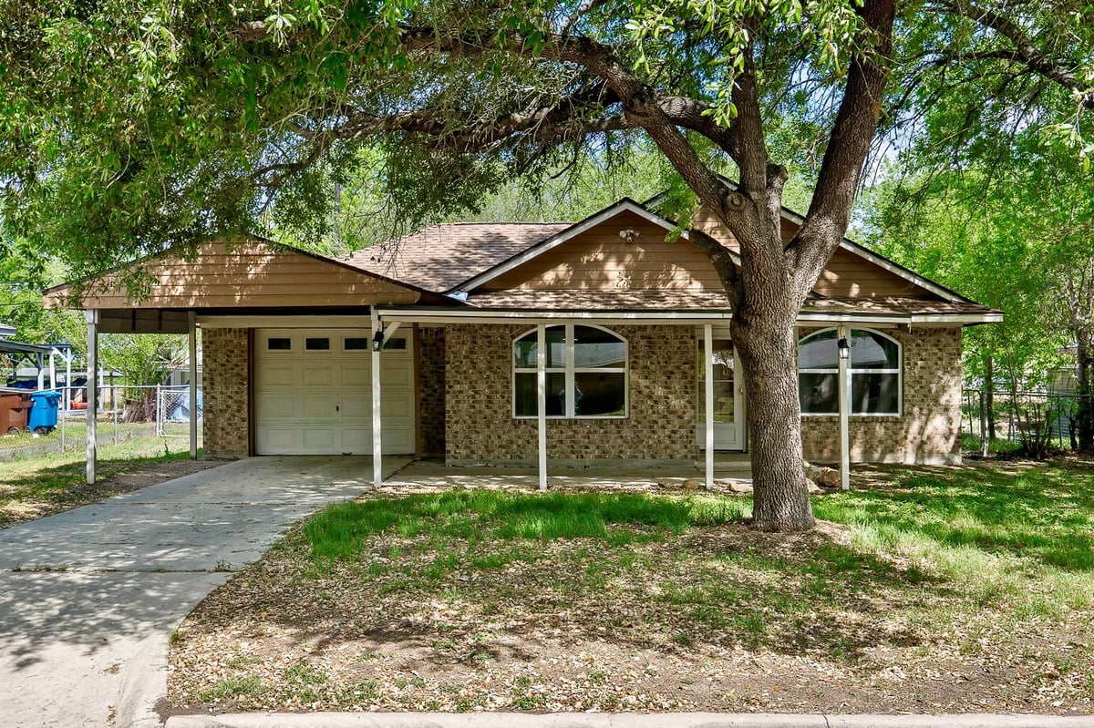 View 1311 Monte Vista Dr in Wilson Add 1311 Monte Vista Dr - front exterior - Luxury home in Wilson Add, Lockhart, TX