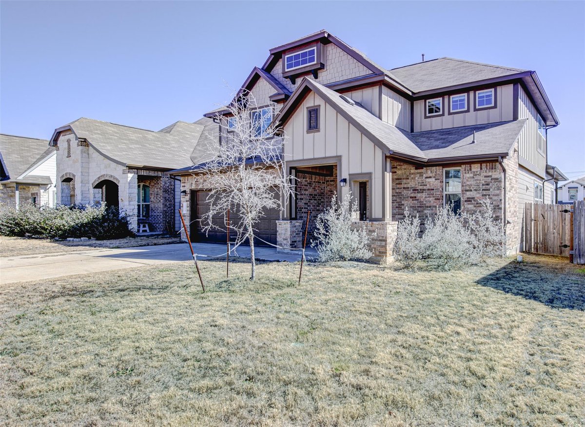 Living area at 13129 Ditka Dr - 5 bed 3 bath home