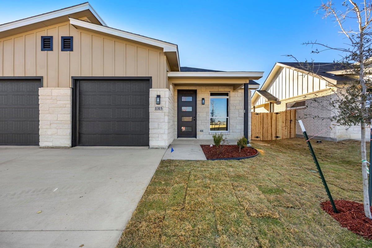 Living area at 1315 Lone Pine Way - 3 bed 2 bath home