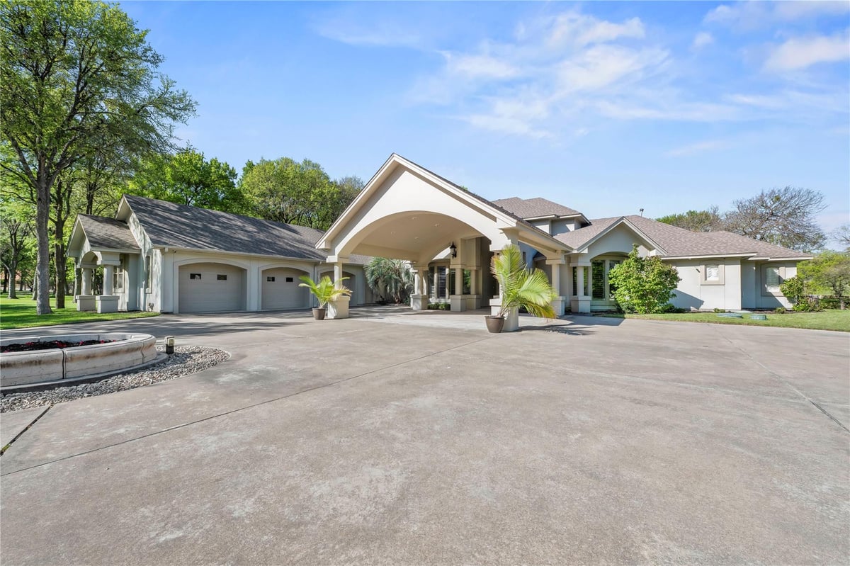 Living area at 1317 Jack Nicklaus Cir - 4 bed 4 bath home