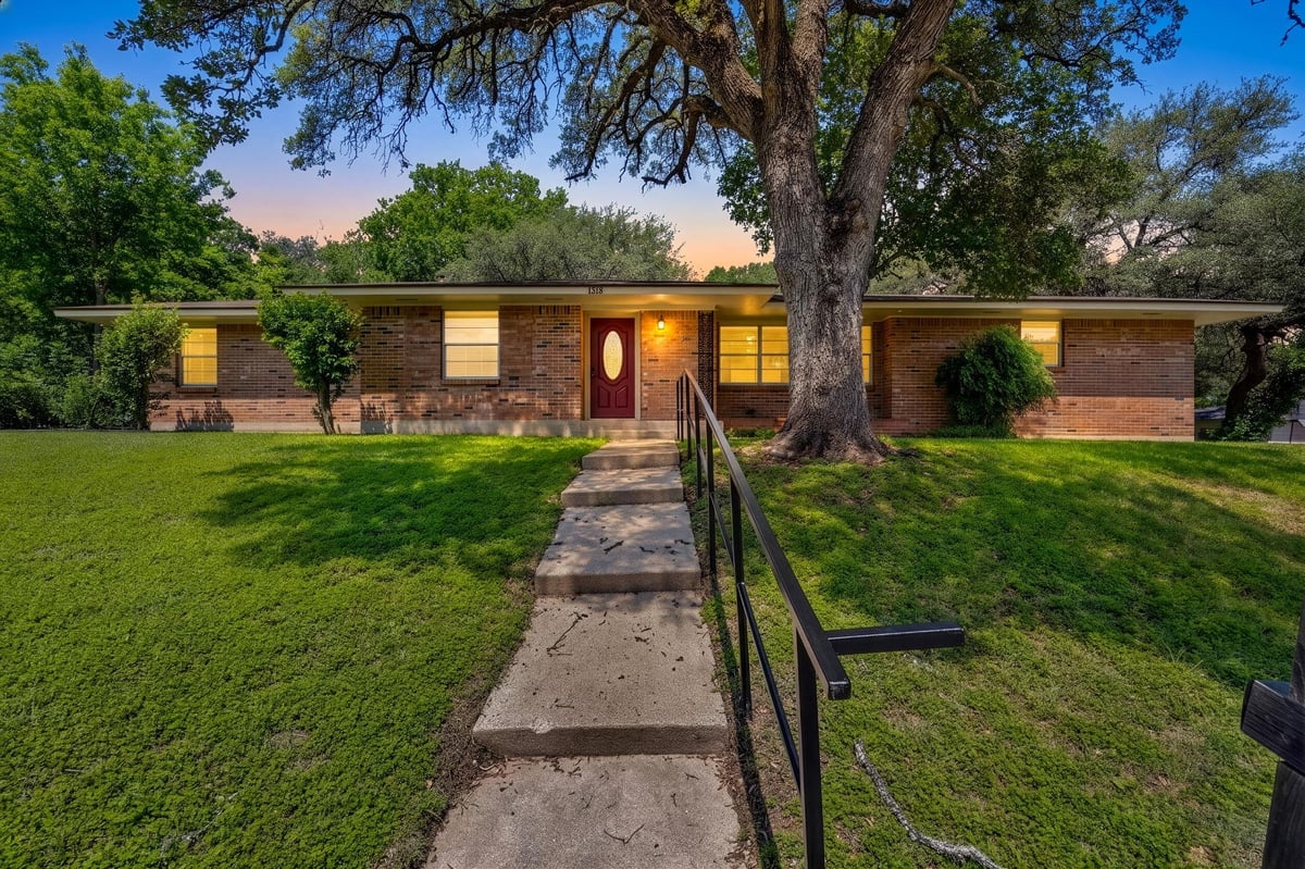 View 1318 Live Oak DR in River Forest Add 1318 Live Oak DR - front exterior - Luxury home in River Forest Add, Belton, TX