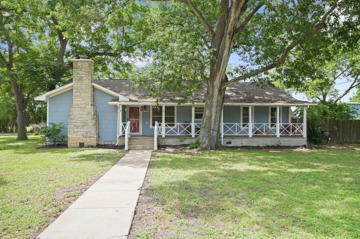View 1320 W San Antonio ST in NA 1320 W San Antonio ST - front exterior - Luxury home in NA, Lockhart, TX