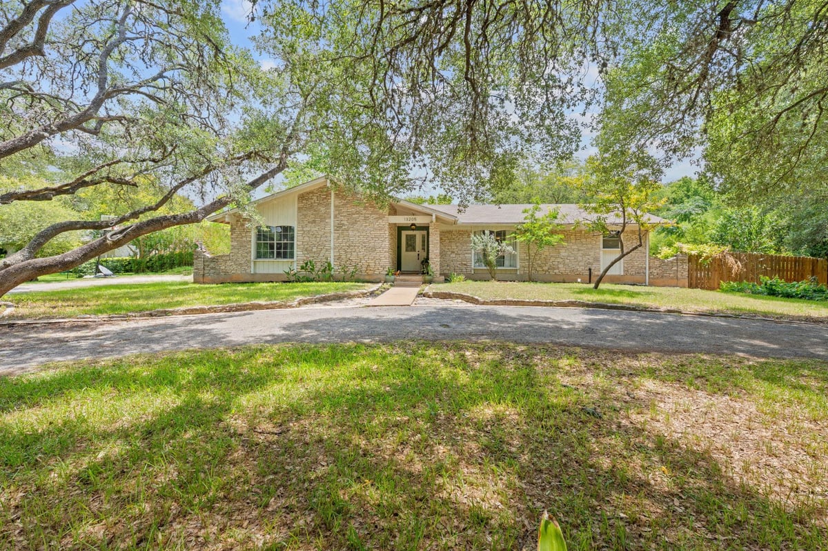 Living area at 13205 Onion Creek Dr - 5 bed 2 bath home
