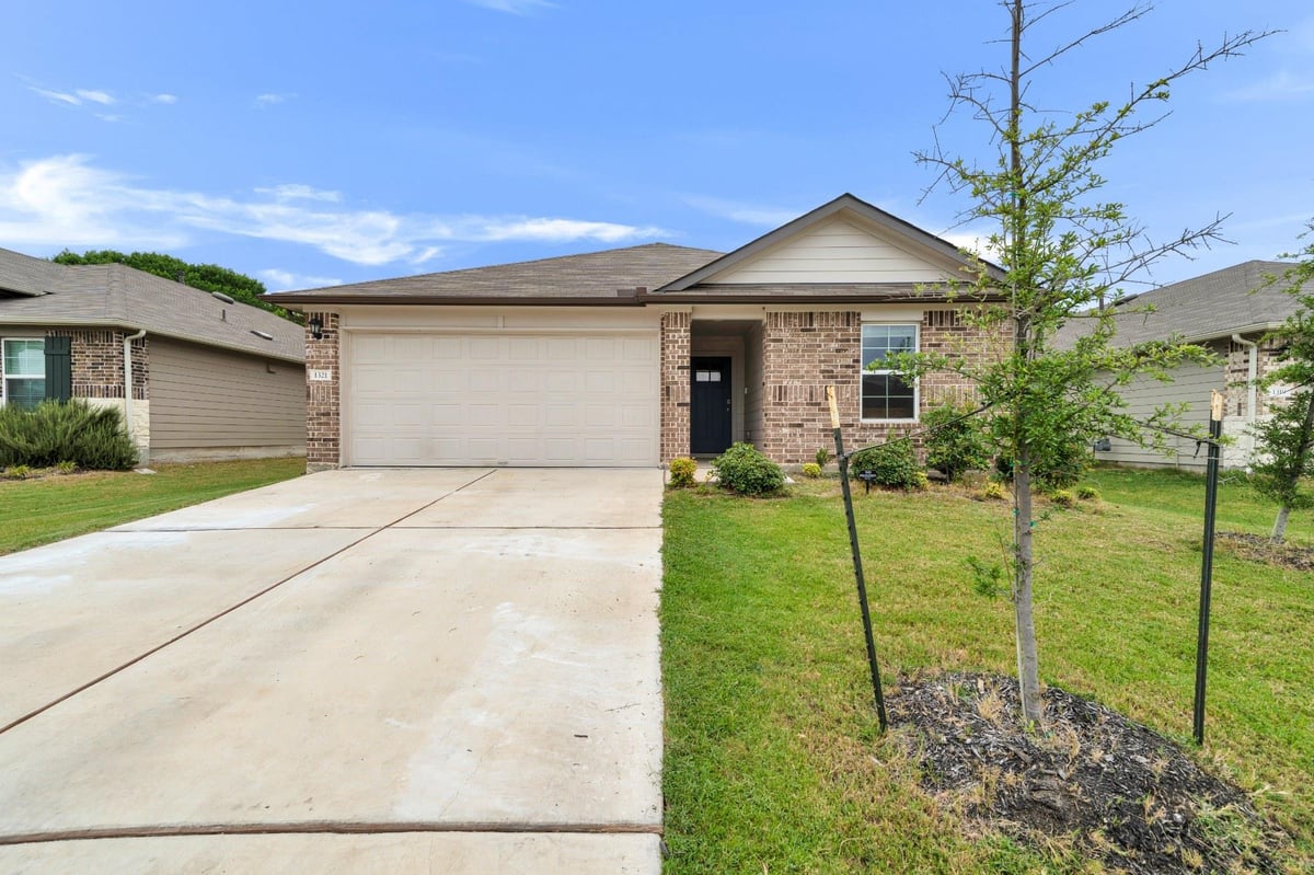 View 1321 Camden LN in Vintage Spgs Sub 1321 Camden LN - property photo 1 - Luxury home in Vintage Spgs Sub, Lockhart, TX