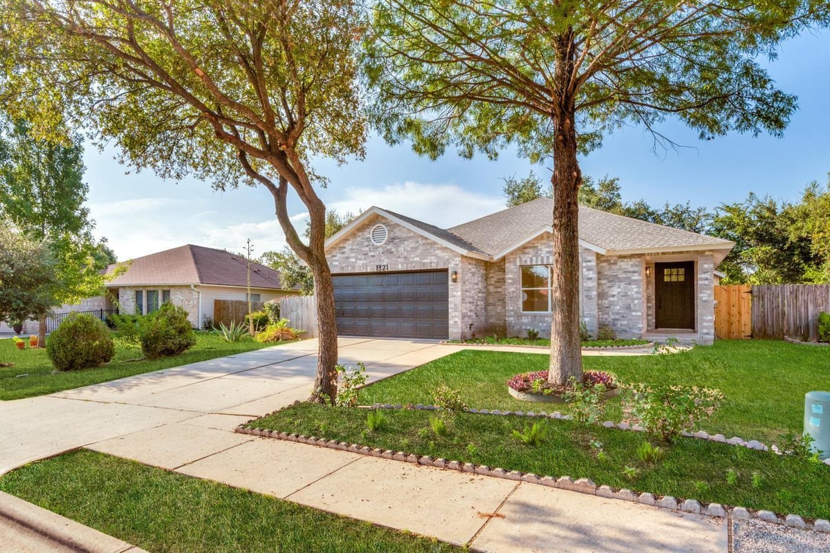 View 1321 Dexford Dr in Harris Ridge Ph 03 Sec 01 1321 Dexford Dr - front exterior - Luxury home in Harris Ridge Ph 03 Sec 01, Austin, TX