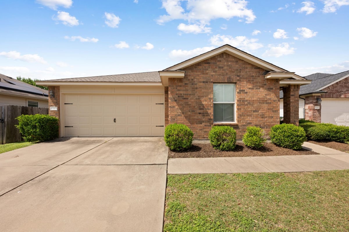 13305 Ring DR - front exterior - Luxury home in Carriage Hills Sec 01, Manor, TX