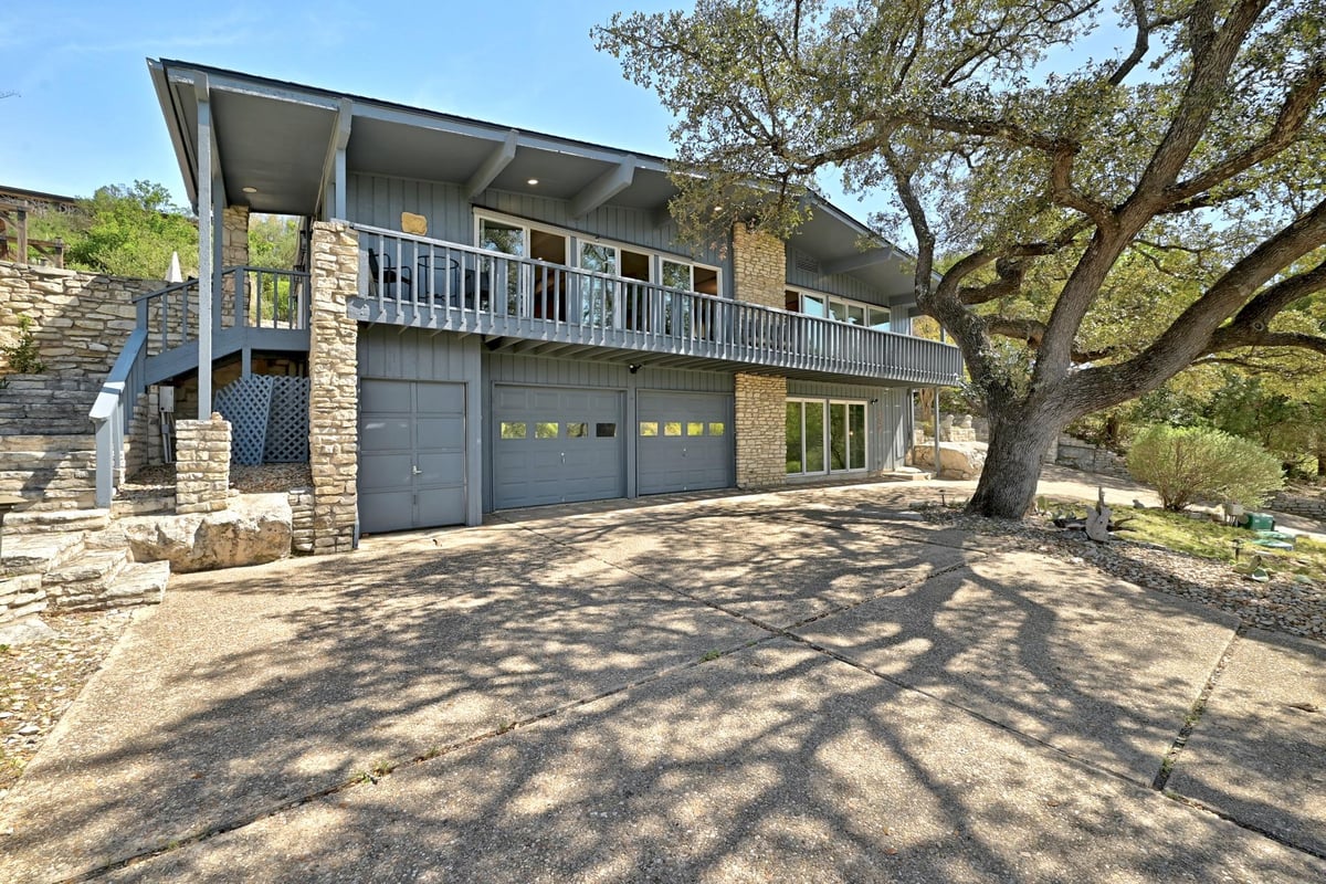 134 Sailfish - front exterior - Luxury home in Lakeway Sec 01, Lakeway, TX