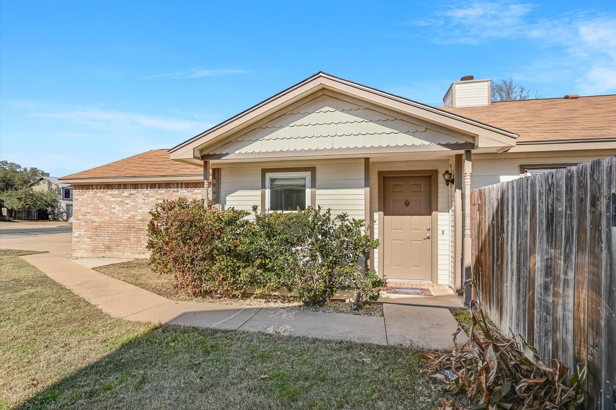 Living area at 13401 Saddlebrook Trl - Ganzert Park 01, Austin, TX