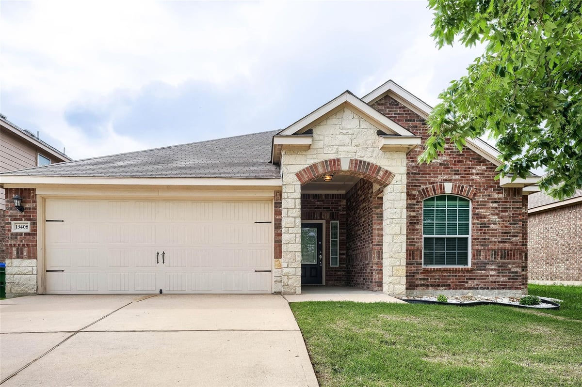 13408 Clara Martin RD - front exterior - Luxury home in Presidential Glen Ph 2, Manor, TX