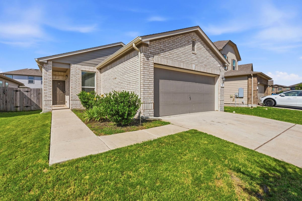 13413 Abigail Adams ST - front exterior - Luxury home in PRESIDENTIAL MEADOWS, Manor, TX