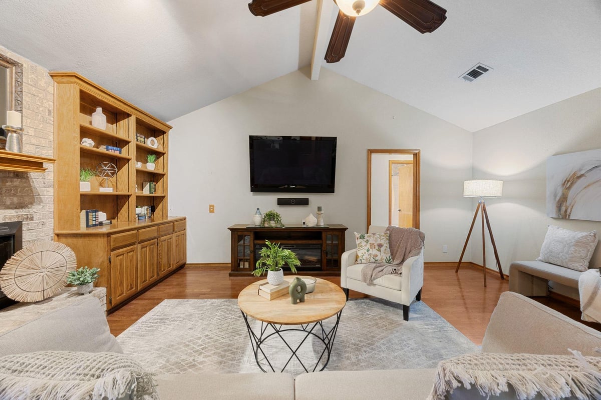Living area at 1346 Amistad Dr - 6 bed 4 bath home
