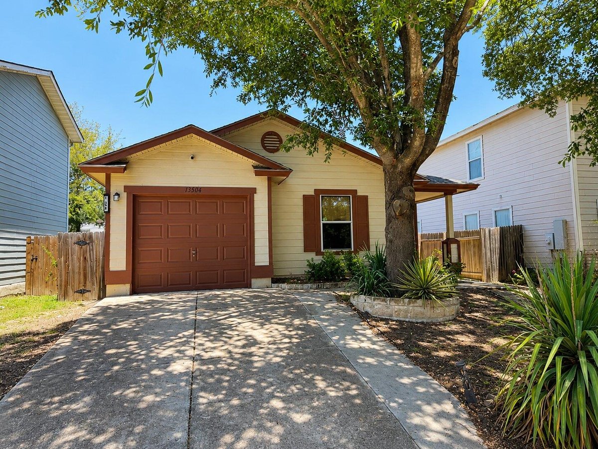 View 13504 Alysheba DR in Berdoll Farms Ph 02 Sec 01 13504 Alysheba DR - property photo 1 - Luxury home in Berdoll Farms Ph 02 Sec 01, Del Valle, TX