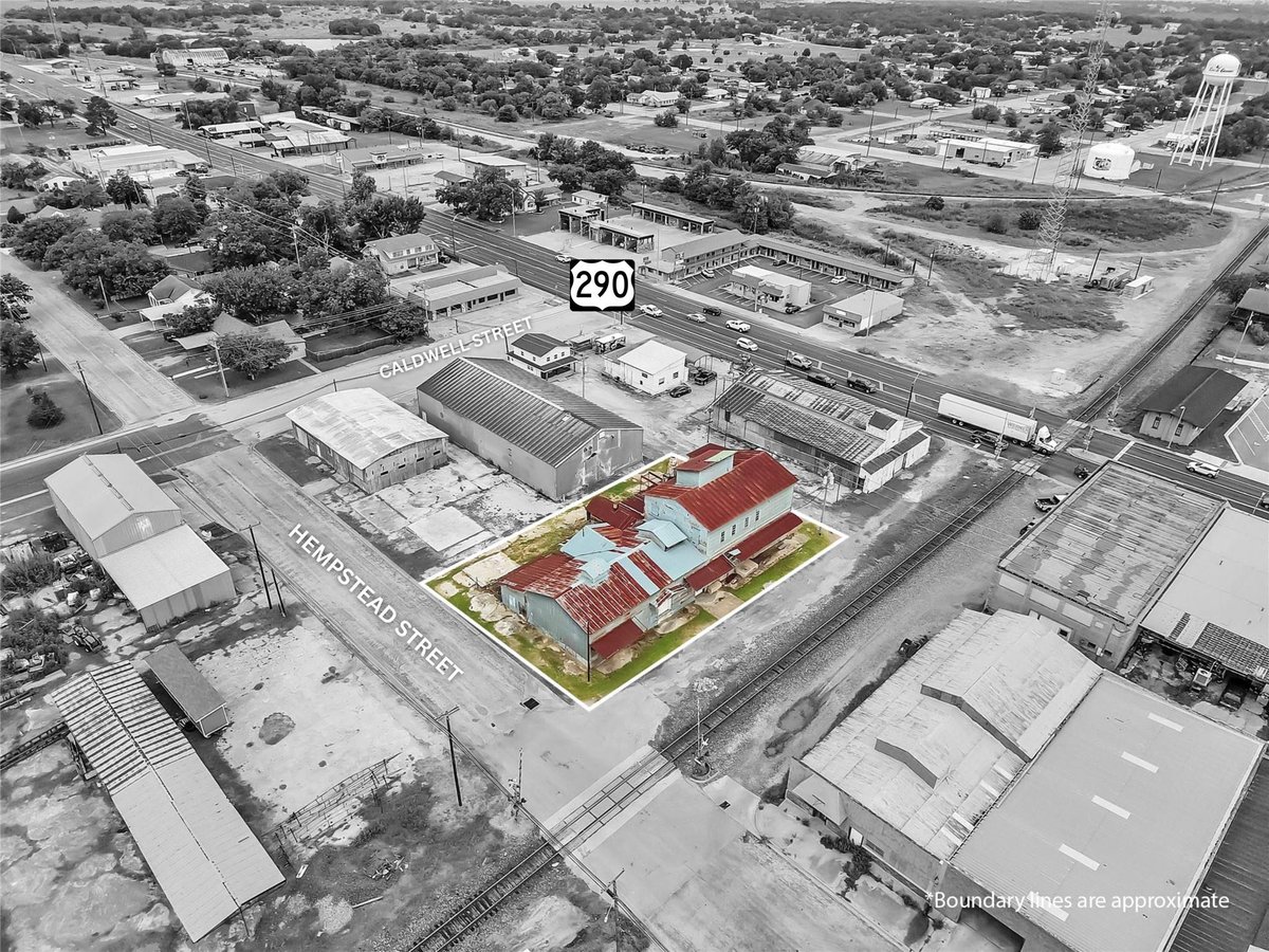 View 136 S Caldwell-E St in OT Giddings 136 S Caldwell-E St - front exterior - Luxury home in OT Giddings, Giddings, TX