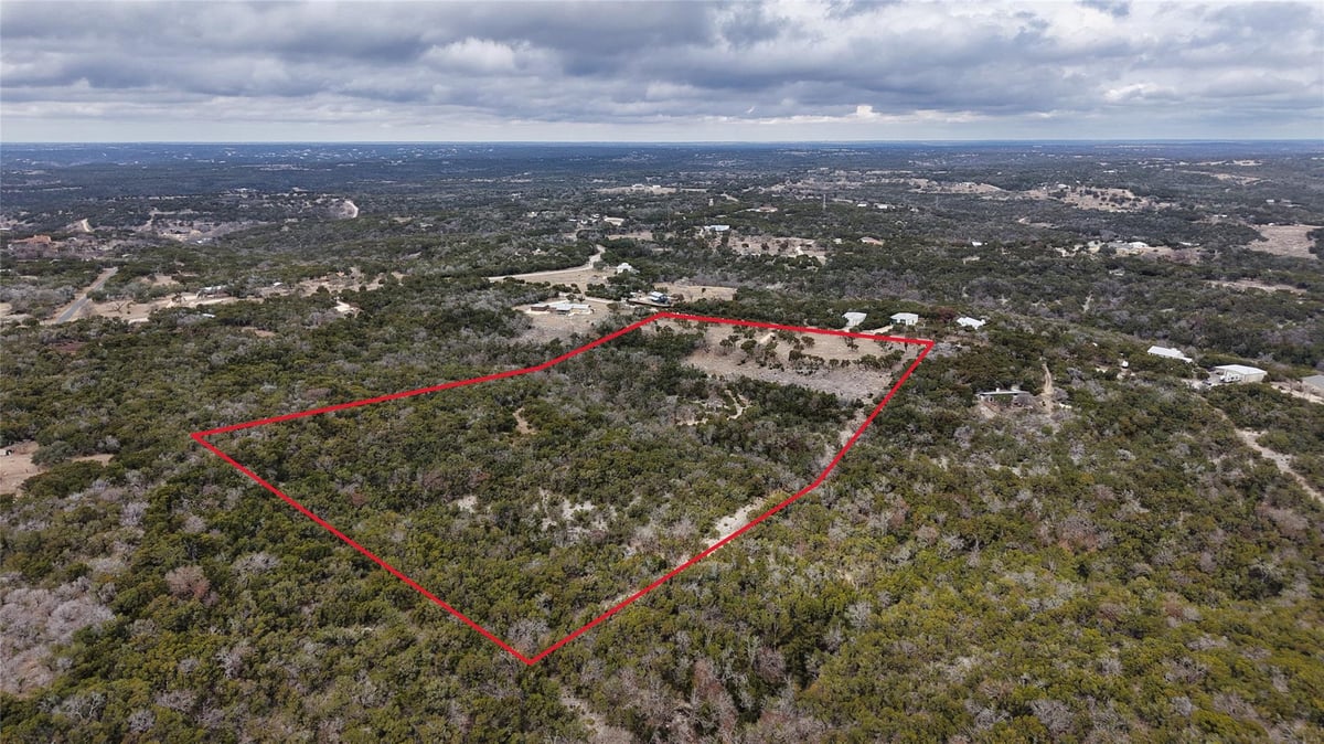 Living area at 137 Honeycomb Ln - Jack Hall, Kerrville, TX