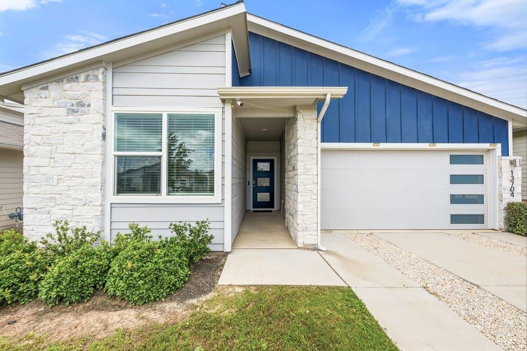 13704 Bavarian Forest DR - front exterior - Luxury home in HILLCREST, Pflugerville, TX