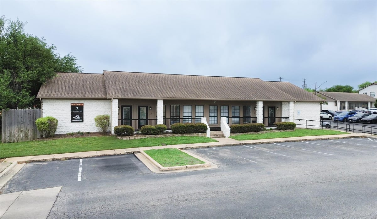 View 13740 RESEARCH BLVD Unit #Bldg S in LAKE CREEK 13740 RESEARCH BLVD Unit #Bldg S - front exterior - Luxury home in LAKE CREEK, Austin, TX