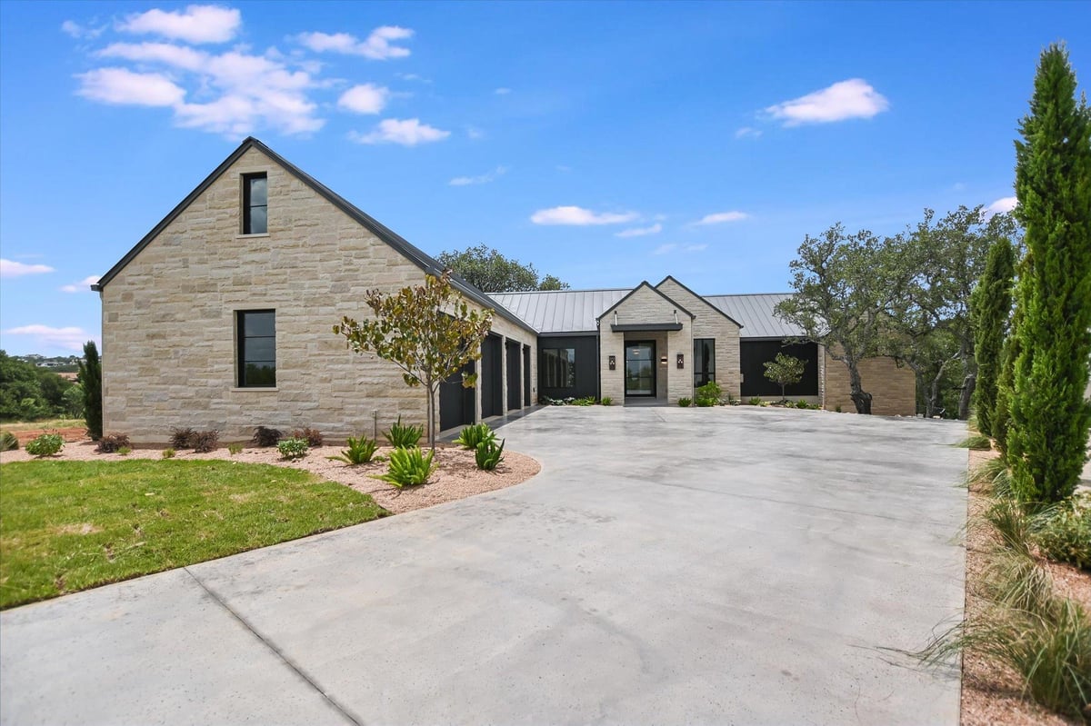 138 Coralberry - front exterior - Luxury home in Summit Rock, Horseshoe Bay, TX