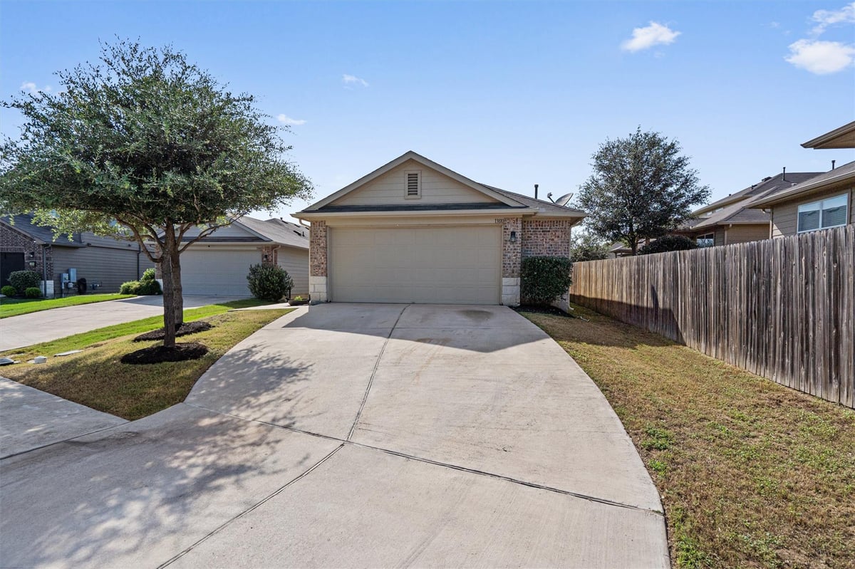 View 13810 Geelong DR in Cantarra Sec Iiib 13810 Geelong DR - front exterior - Luxury home in Cantarra Sec Iiib, Pflugerville, TX