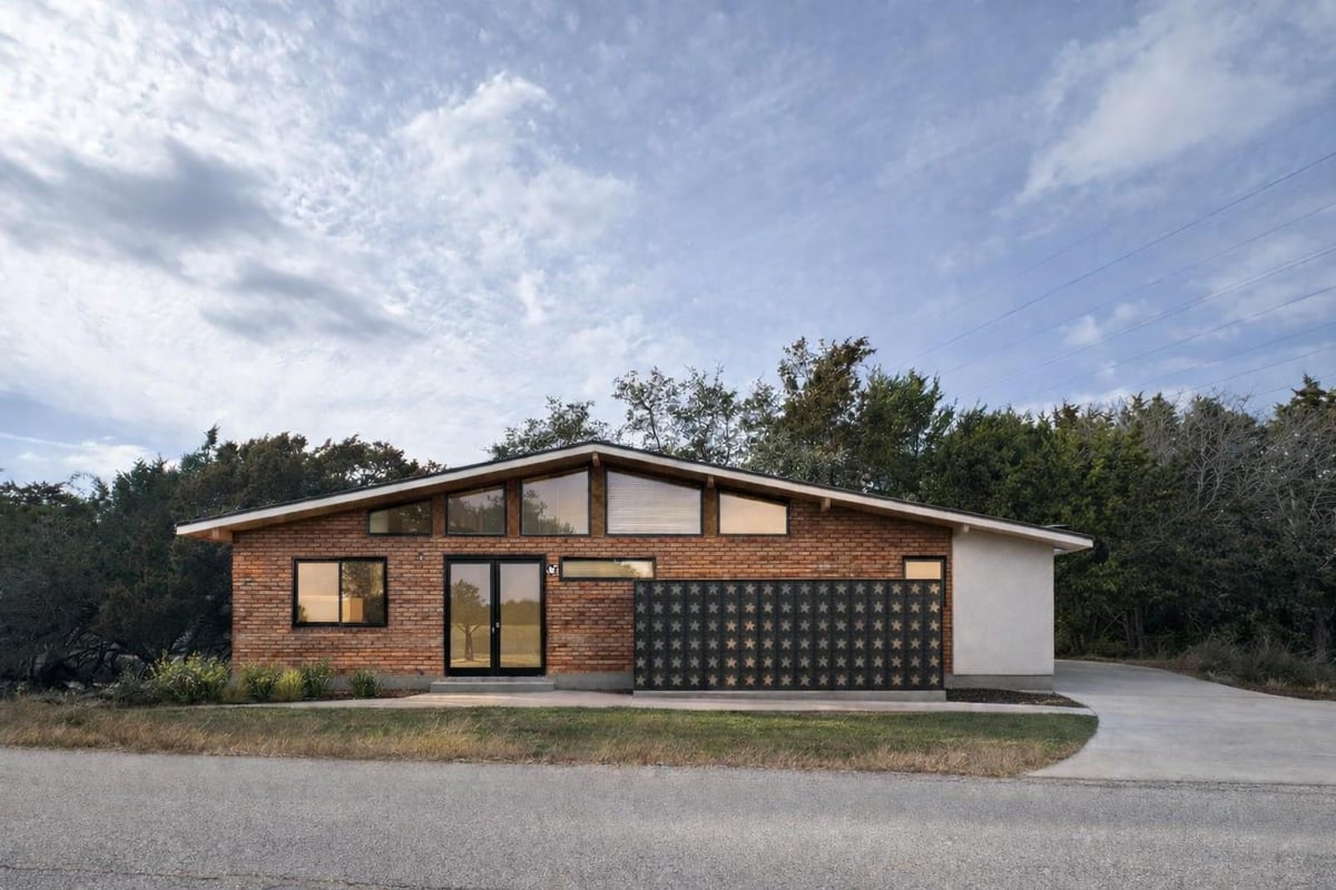 139 Clubhouse Dr - front exterior - Luxury lot in Lakeway Sec 28, Lakeway, TX