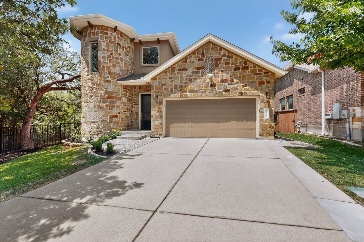 Living area at 13900 Tyburn Trl - 4 bed 4 bath home