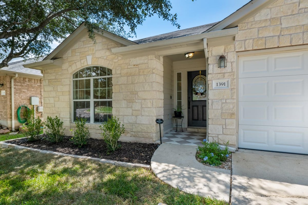 View 1391 Stone Rim LOOP in Stoneridge Sec 2 1391 Stone Rim LOOP - property photo 1 - Luxury home in Stoneridge Sec 2, Buda, TX