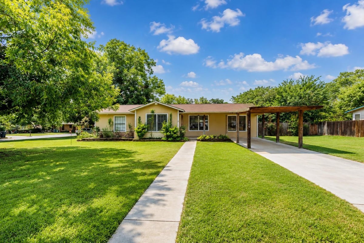 View 140 Hillcrest DR in Country Club Add 140 Hillcrest DR - property photo 1 - Luxury home in Country Club Add, Luling, TX