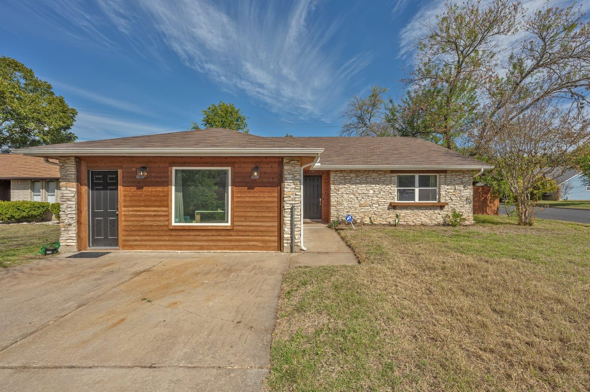 View 1400 Chippeway LN in Cooper Oaks Sec 01 1400 Chippeway LN - property photo 1 - Luxury home in Cooper Oaks Sec 01, Austin, TX