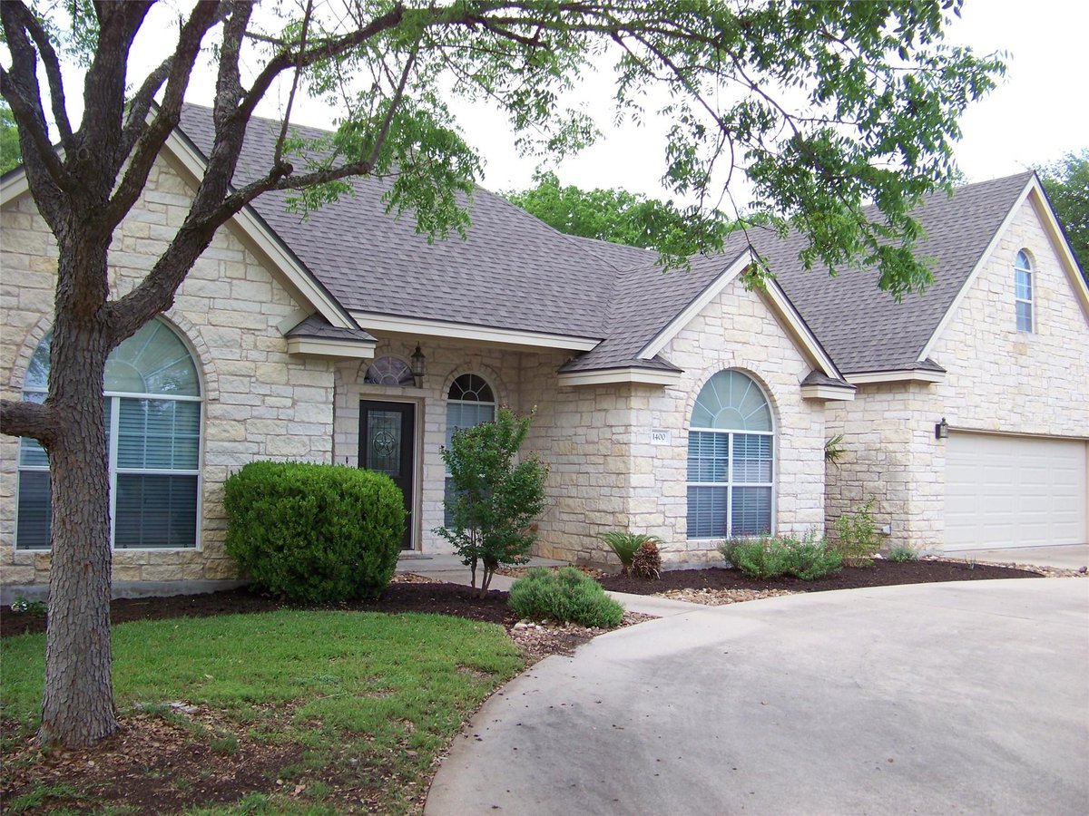 View 1400 T H Johnson Dr in Cuba John M Sec 01 1400 T H Johnson Dr - front exterior - Luxury home in Cuba John M Sec 01, Taylor, TX