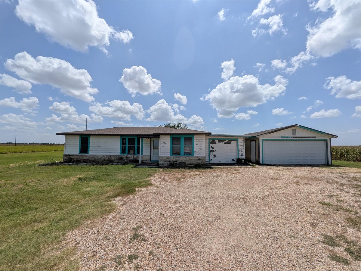 View 1401 N Highway 95 in none 1401 N Highway 95 - property photo 1 - Luxury home in none, Granger, TX