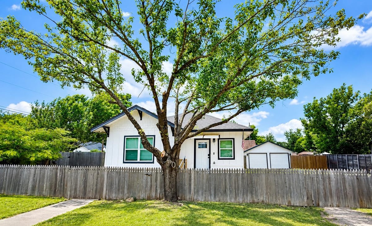 1401 W Seventh Unit #1 - front exterior - Luxury home in Doak Add, Taylor, TX