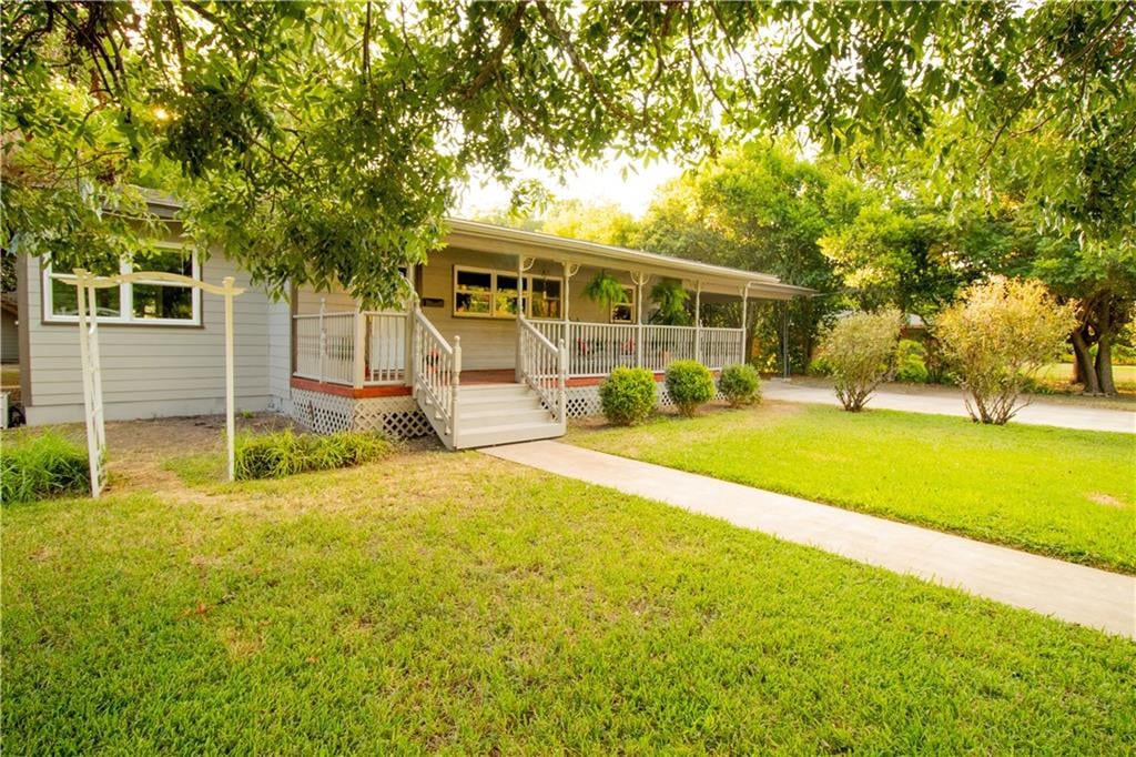 View 1402 Jefferson ST 1402 Jefferson ST - front exterior - Luxury home in Bastrop, TX
