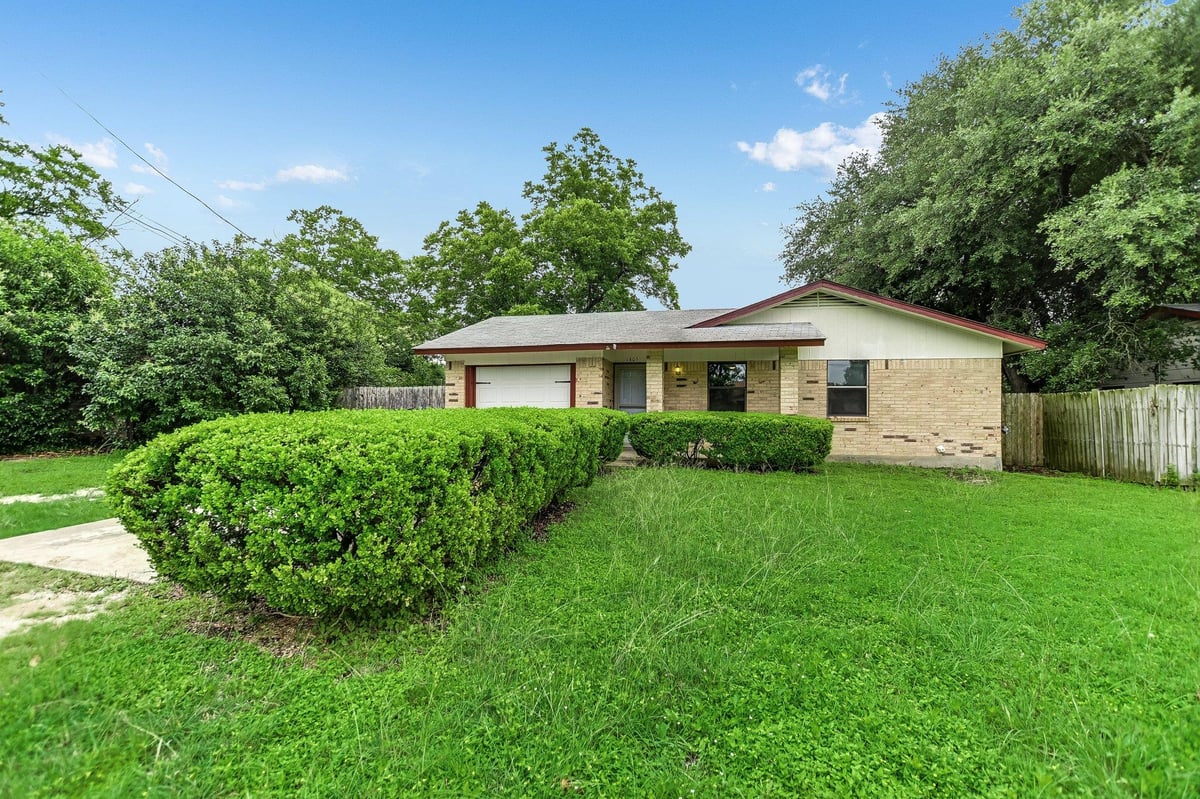 1405 Adams ST - front exterior - Luxury home in Capitol Hill, Taylor, TX