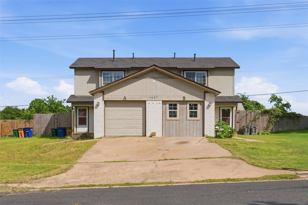1407 Warrior LN - property photo 1 - Luxury home in CARSON CREEK ADDN SEC 2, Del Valle, TX