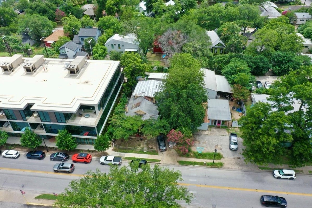 View 1409 E Cesar Chavez ST in Welch 1409 E Cesar Chavez ST - property photo 1 - Luxury home in Welch, Austin, TX