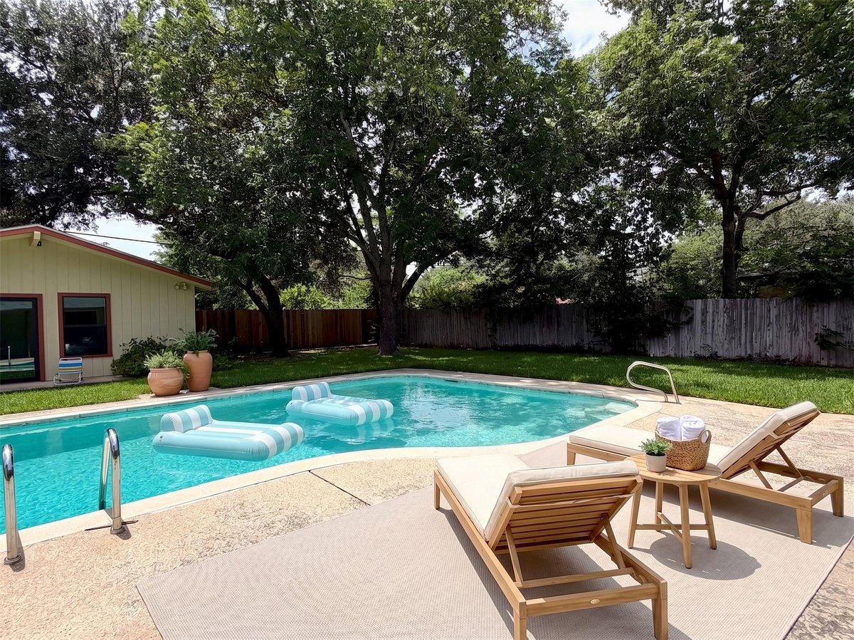 View 141 Oaklane DR in Rose Garden Add Un 6 141 Oaklane DR - property photo 1 - Luxury home in Rose Garden Add Un 6, Universal City, TX