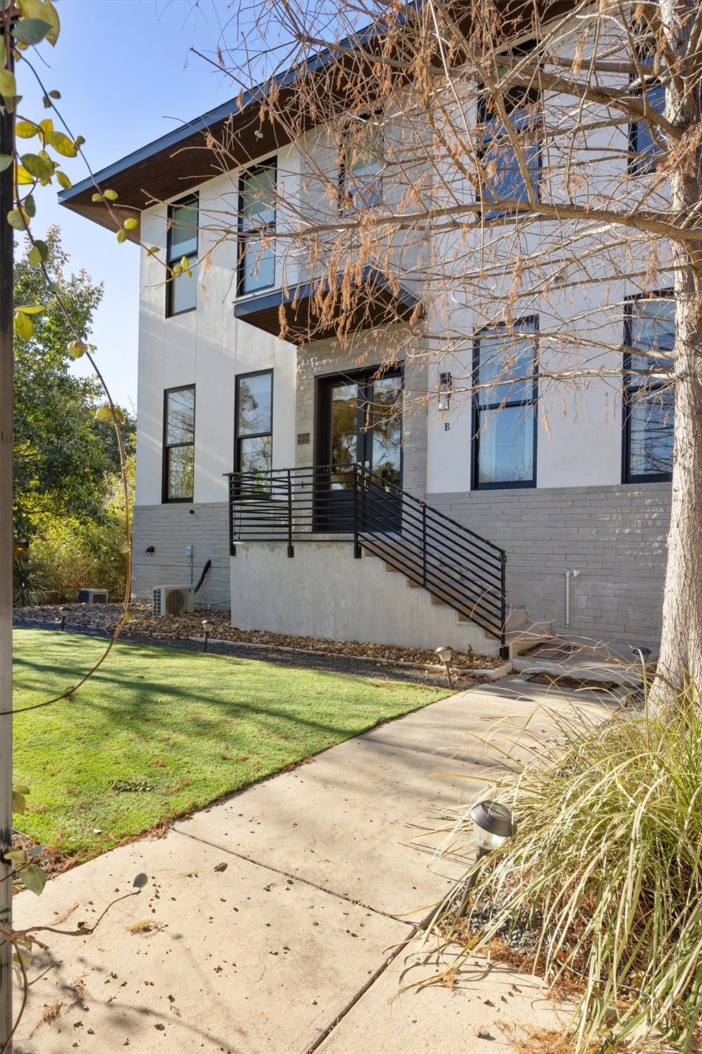 1410 Woodlawn Blvd Unit #B - front exterior - Luxury home in 14ten Condos, Austin, TX