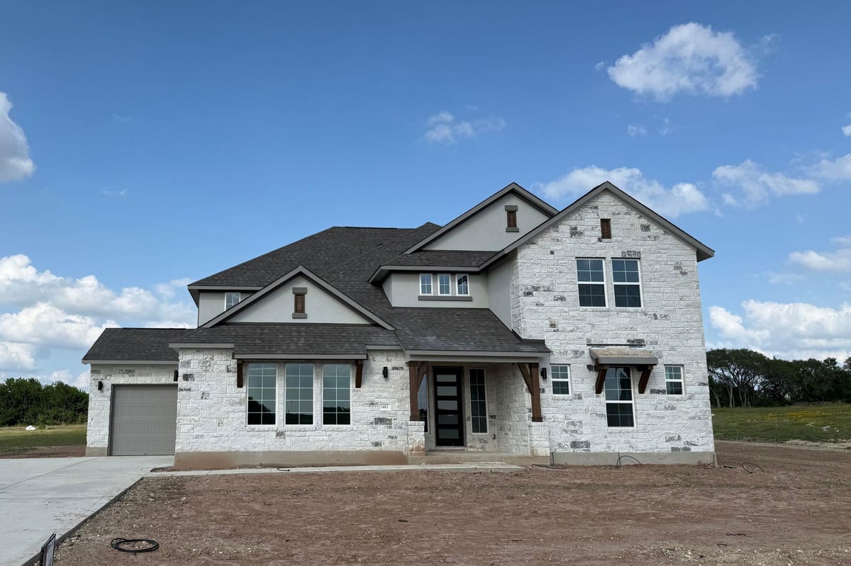 1412 Paxton Ln - front exterior - Luxury home in FEATHERGRASS, Florence, TX
