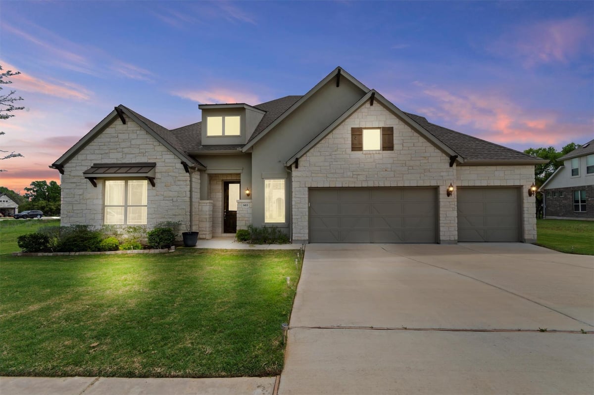 Living area at 1412 Scenic Oaks Dr - 4 bed 3 bath home