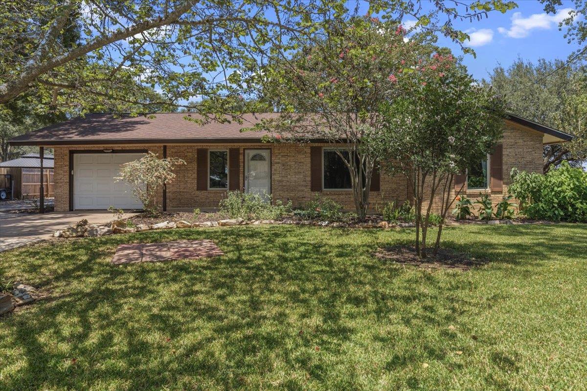 View 1415 NE Whitehead ST in Riverdale 1415 NE Whitehead ST - property photo 1 - Luxury home in Riverdale, Smithville, TX