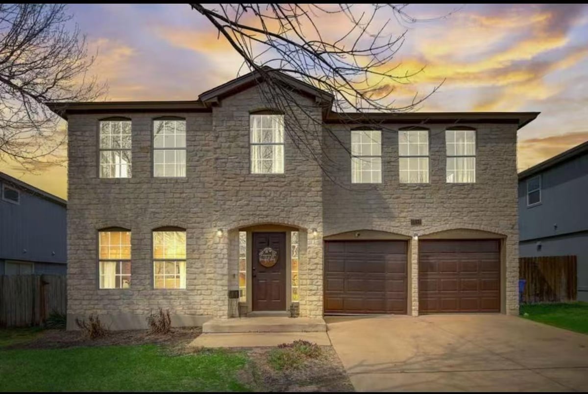 Living area at 1417 Deer Ledge Trl - 3 bed 2 bath home
