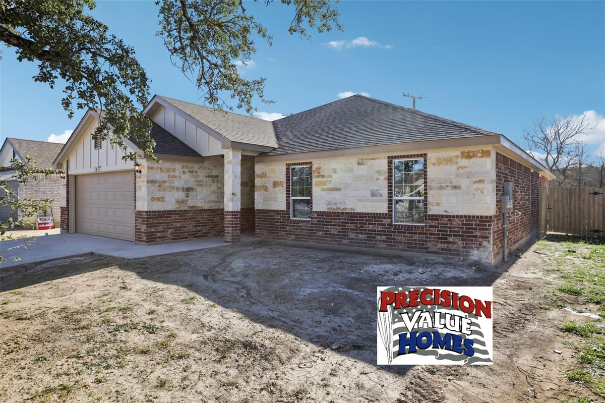 Living area at 1417 Fossil Trl - 5 bed 2 bath home