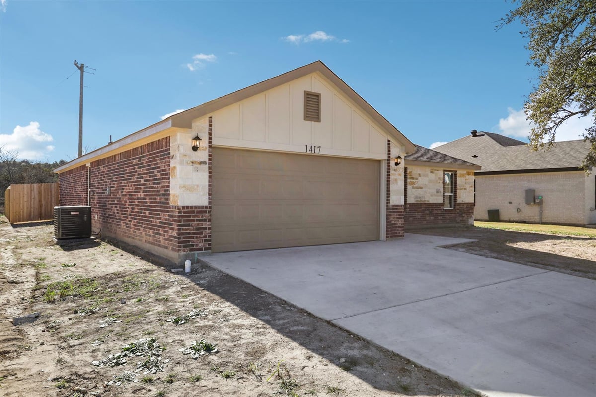 Kitchen at 1417 Fossil Trl - 5 bed 2 bath home