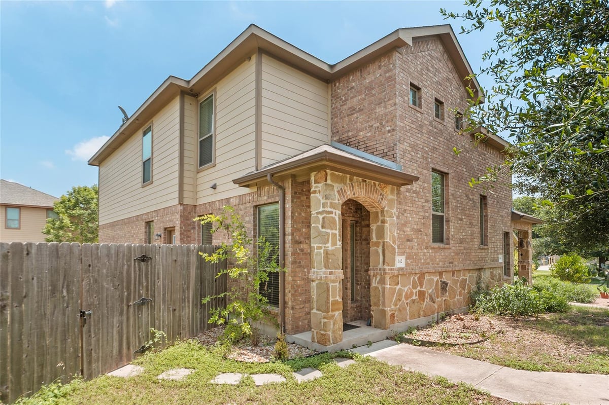 142 Sierra Rose LOOP - front exterior - Luxury home in Mcdaniel Park, Georgetown, TX