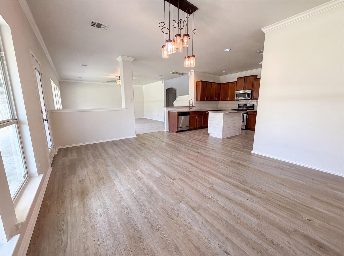 View 142 Snow Owl HOLW in THE MEADOWS AT BUDA SEC TWO 142 Snow Owl HOLW - property photo 1 - Luxury home in THE MEADOWS AT BUDA SEC TWO, Buda, TX
