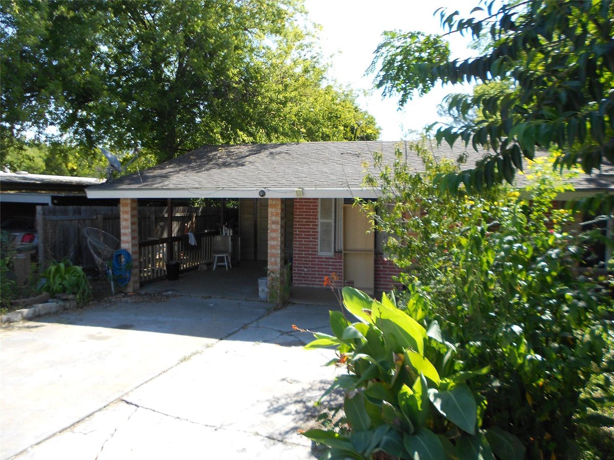 Living area at 1423 Berene Ave - 4 bed 2 bath home