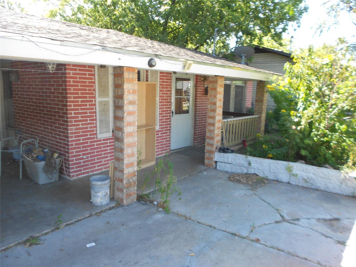 Kitchen at 1423 Berene Ave - 4 bed 2 bath home