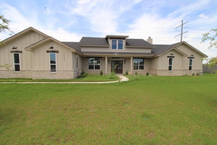 Living area at 1431 King Ranch Rd - 3 bed 2 bath home
