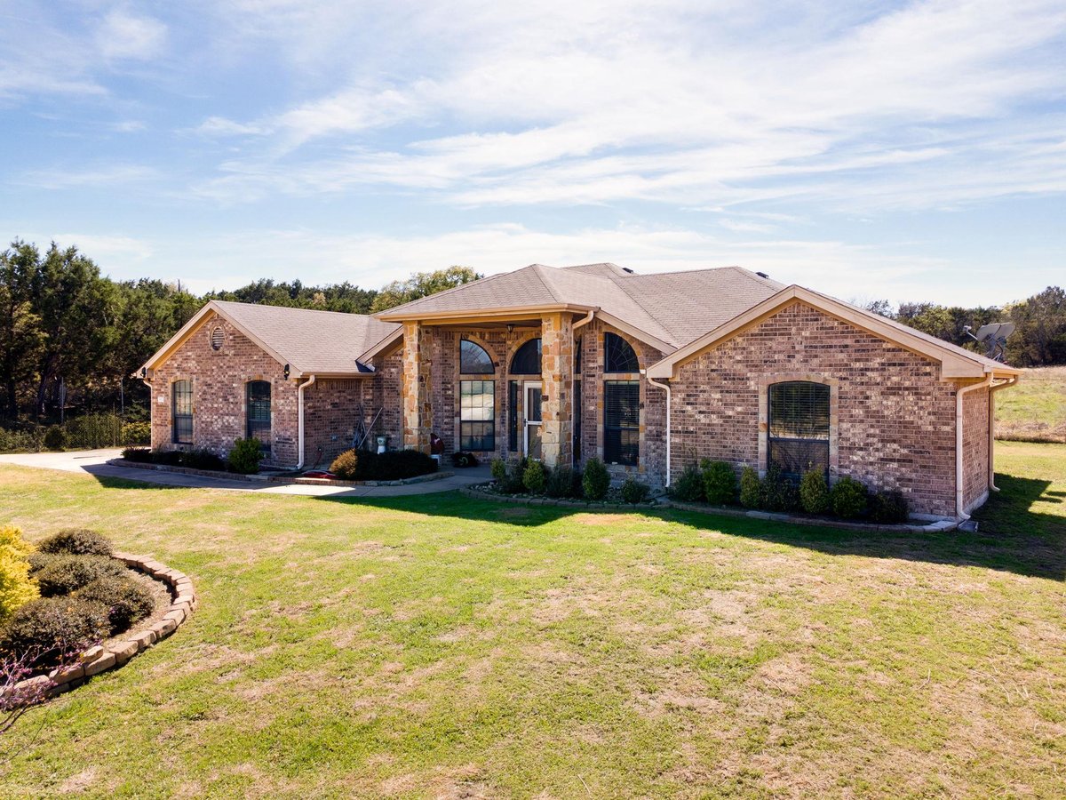 Living area at 1467 County Road 4820 - 4 bed 2 bath home